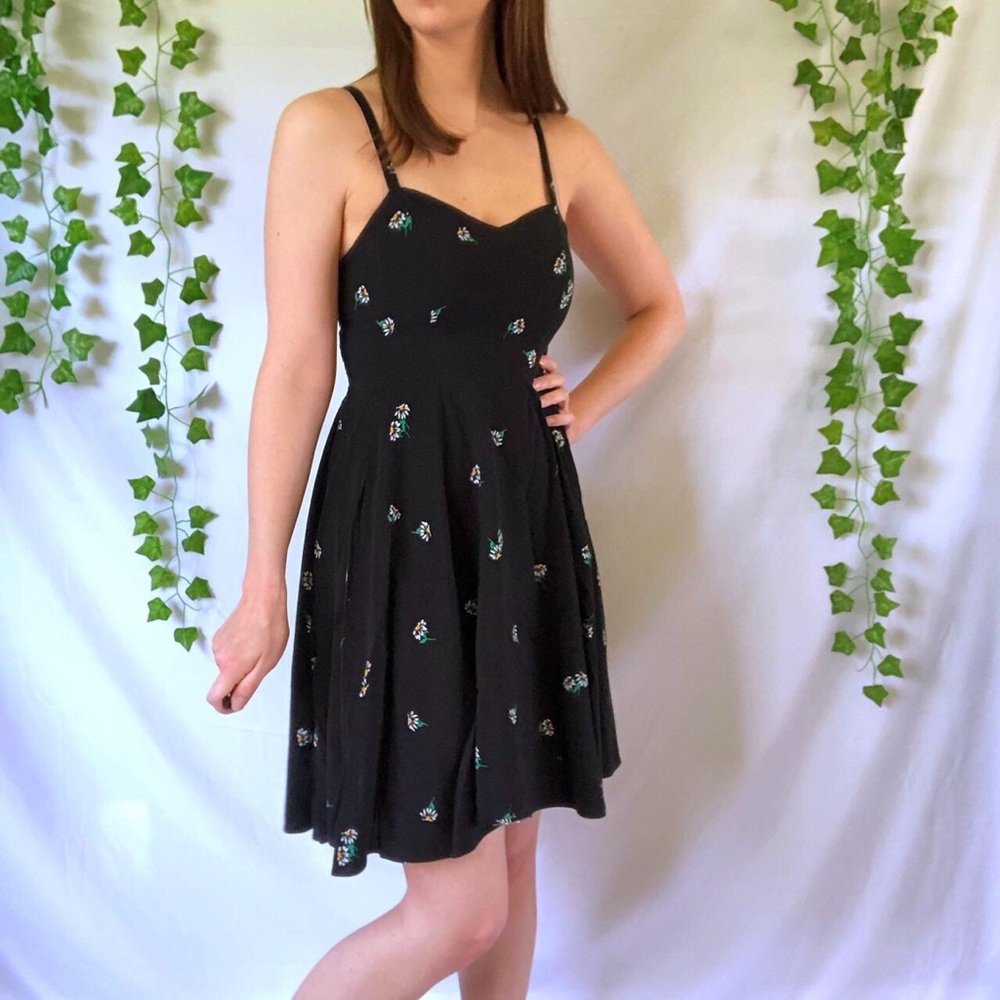 Black sundress with daisy pattern - Picture 2 of 4